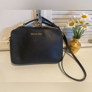 MICHAEL KORS JET SET LARGE EW SAFFIANO LEATHER CROSSBODY BAG IN BLACK / GOLD